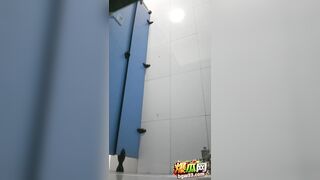 phụ nữ xinh đẹp bị quay lén khi đang đi tiểu trong nhà vệ sinh