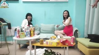 2 thanh niên số hưởng gạ được 2 chị hàng xóm vú bự chán ck thèm địt về nhà thác loạn