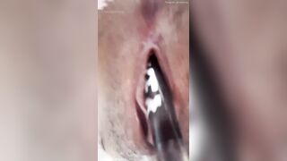 Rau non dâm chubby mới lớn vú bự trốn vào nhà vệ sinh quay clip móc lồn vs bút bi p4