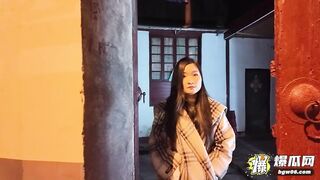quay lén về các em gái mại dâm trong một con hẻm