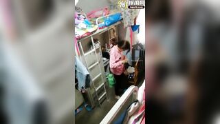 quay lén bạn cùng phòng thay đồ trong phòng ký túc xá