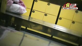 quay lén trong phòng thay đồ Cô gái trẻ ngực khủng