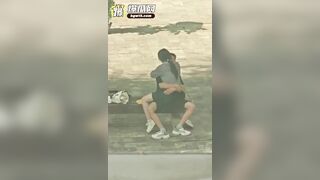 quay lén một cặp đôi trẻ hôn nhau say đắm và sờ soạng ngực ngoài công viên