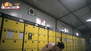 quay lén nhiều phụ nữ xinh đẹp đang thay quần áo