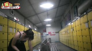 quay lén nhiều phụ nữ xinh đẹp đang thay quần áo
