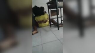 Thầy giáo địt học sinh trong lớp đang phê có người vào cũng không biết