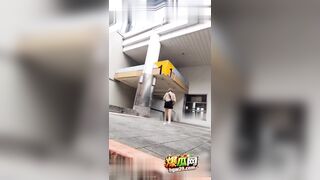 quay lén một cô gái trẻ mặc váy ngắn tại ga tàu điện ngầm