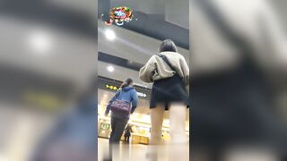 quay lén một cô gái trẻ mặc váy ngắn tại ga tàu điện ngầm
