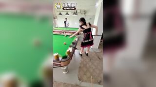 tốc váy em teen trong quán bi-a