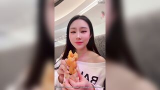 Bạo vl, lôi cặc bồ ra bú ngay trung tâm thương mại