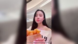 Bạo vl, lôi cặc bồ ra bú ngay trung tâm thương mại