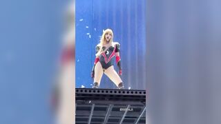 Lisa lườm bói trên sân khấu #2