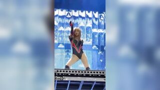 Lisa lườm bói trên sân khấu #2