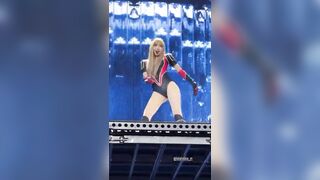 Lisa lườm bói trên sân khấu #2