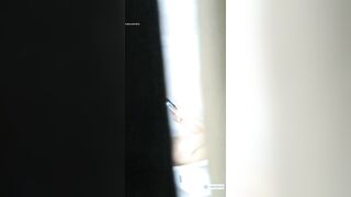 Quay lén em hàng xóm mới lớn khỏa thân đi vệ sinh lén lút nhắn tin vs a yêu