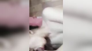 Nhỏ em kế banh lồn cho móc, nứng quá bắt em nó bú chứ không dám địt