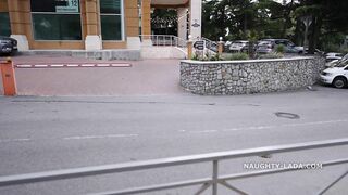 Cô gái dâm đãng xé váy khoe thân ngoài đường
