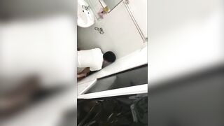 Quay lén đi wc phát hiện 2 em học sinh cấp 3 địt nhau trong nhà vệ sinh trường học