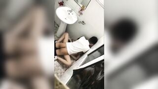 Quay lén đi wc phát hiện 2 em học sinh cấp 3 địt nhau trong nhà vệ sinh trường học