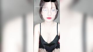 Em idol tiktok live sexy không may bị lộ vú