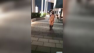 Em cosplayer vú bự dâm đãng tự tin khoe cá tính nơi công cộng p2