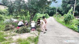 2 em teen mình dây dâm tự tin show hàng dâm public cho mấy cô chú trg xóm xem