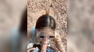 Vợ về quê bị anh hàng xóm bắt bú cu ngoài vườn