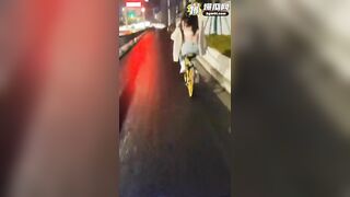 gạ địt em gái đạp xe nơi công cộng