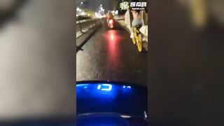 gạ địt em gái đạp xe nơi công cộng
