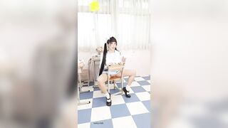 bé gái 18 khỏa thân chụp ảnh bán quạt