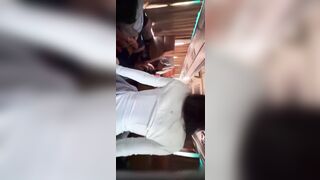 Địt con bạn thân mặc áo dài trên xe khách cưỡi cặc kích thích