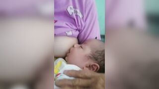 Sữa mẹ là là tốt nhất hãy cho con hoàn toàn  bằng sữa mẹ nhé.