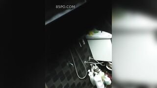 Lén nhìn trộm một người phụ nữ mảnh mai đã kết hôn đang tắm trong phòng tắm