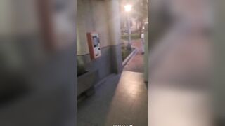 SÁNG SỚM , LÔI E VÀO WC CÔNG CỘNG , BAO DÂM