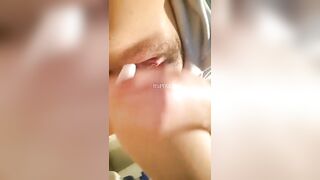 HS CẦM BÚT CHỌC VÀO LỒN