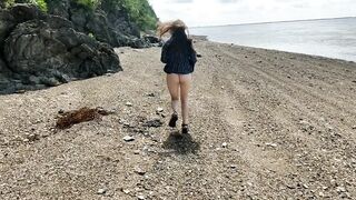Không mặc quần chạy long nhong ngoài biển
