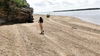 Không mặc quần chạy long nhong ngoài biển