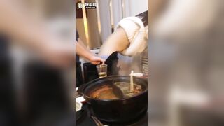 tụt quần móc lồn em nhân viên trong quán lẩu
