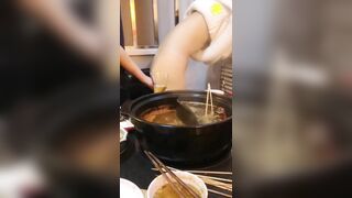 tụt quần móc lồn em nhân viên trong quán lẩu