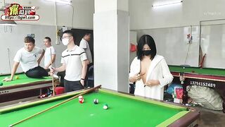 Phô dâm trực tiếp trong quán billiards