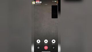em gái say rượu trên bar