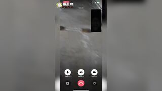 em gái say rượu trên bar
