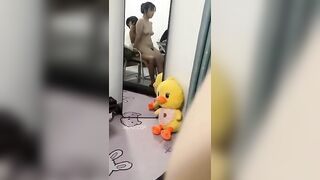 ĐỊT E TRƯỚC GƯƠNG