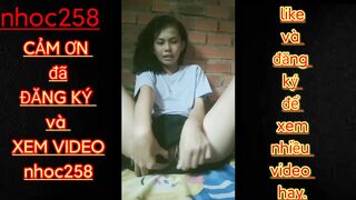 Em gái 17 tuổi ở nhà thủ dâm với tua vít cho sướng lồn
