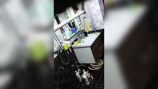 Đặt cam quay lén em họ mới lớn đi tắm