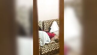 con chị họ nứng lồn thủ dâm 1 mình trong phòng thì em trai phát hiện
