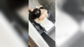 siêu phẩm quay lén các em xinh đi đái nhìn thật thích mắt - phần 10