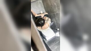 siêu phẩm quay lén các em xinh đi đái nhìn thật thích mắt - phần 10