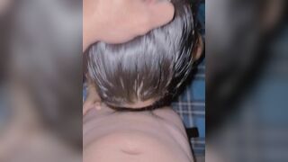 vừa nghe nhạc vừa được em người yêu phục vụ