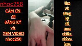 Em gái 16 tuổi mới lớn vú bự nứng lồn quá trốn vào nhà tắm thủ dâm cho sướng lồn